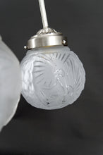 Загрузить изображение в средство просмотра галереи, Rare lustre Art déco à trois feux signé Muller Frères, modèle « Paons », Bronze nickelé, France, vers 1925
