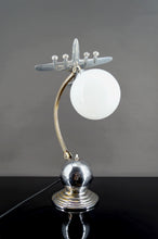 Charger l&#39;image dans la galerie, Lampe &quot;Avion&quot;,  Chrome et Aluminium, Art Deco / Steamline Moderne, Circa 1930-1940
