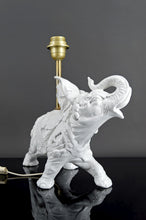 Lade das Bild in den Galerie-Viewer, Paire de Lampes Sculpturales en Céramique Blanche , Éléphants, Italie, Circa 1970
