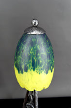 Charger l&#39;image dans la galerie, Paire de Lampes en Fer Forgé &amp; Tulipes en Verre Soufflé Vert-Jaune, France, Art Déco, circa 1930
