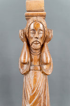 Cargar imagen en el visor de la galería, Importante Lampe Pilastre en Chêne Sculpté de Porteurs / Atlantes, France, Neo-Gothique, XXe
