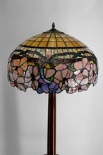 Загрузить изображение в средство просмотра галереи, Lampadaire Art Déco authentique en noyer sculpté &amp; abat-jour vitrail style Tiffany, vers 1920
