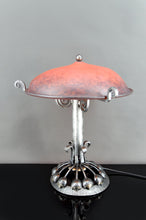 Charger l&#39;image dans la galerie, Importante Lampe à Monture Végétale Stylisée en Fer Forgé  et Dôme en Pate de Verre Marmoréenne Rouge Orangé, Art Deco, France, Circa 1930
