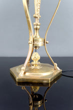 Cargar imagen en el visor de la galería, Lampe Néoclassique, Oeuf d’Autruche &amp; Monture Athénienne Animalière en Bronze, France, Circa 1900
