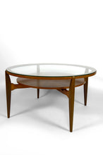 Lade das Bild in den Galerie-Viewer, Importante table basse scandinave Mid-Century en noyer et verre – Circa 1960 – Attribuée à Wilhelm Renz
