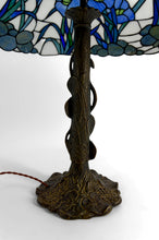 将图片加载到图库查看器，Exceptionnelle lampe de table Art Nouveau – Style Tiffany – Bronze sculpté &amp; vitrail opalescent – Vers 1980
