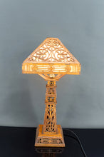 Cargar imagen en el visor de la galería, Importante Lampe en Bois Découpé, USA, Arts &amp; Crafts / Prairie School, Circa 1900–1920
