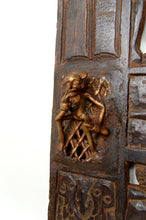 Charger l&#39;image dans la galerie, Porte Africaine Monoxyle en Bois Sculpté et Bronze de Chef de Village Bamoun, Cameroun, début XXe
