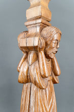 Cargar imagen en el visor de la galería, Importante Lampe Pilastre en Chêne Sculpté de Porteurs / Atlantes, France, Neo-Gothique, XXe
