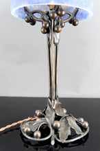 Загрузить изображение в средство просмотра галереи, Lampe Art Nouveau/ Deco en bronze et pâte de verre signée Muller Frères Lunéville, France, vers 1920
