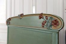 Lade das Bild in den Galerie-Viewer, Lit Art Nouveau en bois sculpté et peint, Thème floral : Pavots / Coquelicots, France, vers 1900
