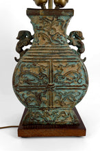 将图片加载到图库查看器，Importante lampe en bronze à patine vert de gris, style chinois archaïque– XXᵉ siècle
