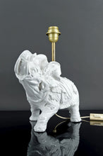 Lade das Bild in den Galerie-Viewer, Paire de Lampes Sculpturales en Céramique Blanche , Éléphants, Italie, Circa 1970
