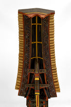 Cargar imagen en el visor de la galería, Grande maquette Tongkonan Toraja en bois sculpté et peint, Sulawesi / Indonésie, XXe

