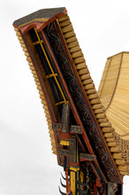 Lade das Bild in den Galerie-Viewer, Grande maquette Tongkonan Toraja en bois sculpté et peint, Sulawesi / Indonésie, XXe
