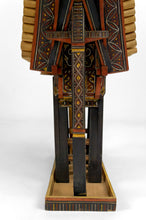 Cargar imagen en el visor de la galería, Grande maquette Tongkonan Toraja en bois sculpté et peint, Sulawesi / Indonésie, XXe
