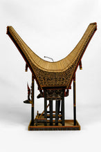 Загрузить изображение в средство просмотра галереи, Grande maquette Tongkonan Toraja en bois sculpté et peint, Sulawesi / Indonésie, XXe
