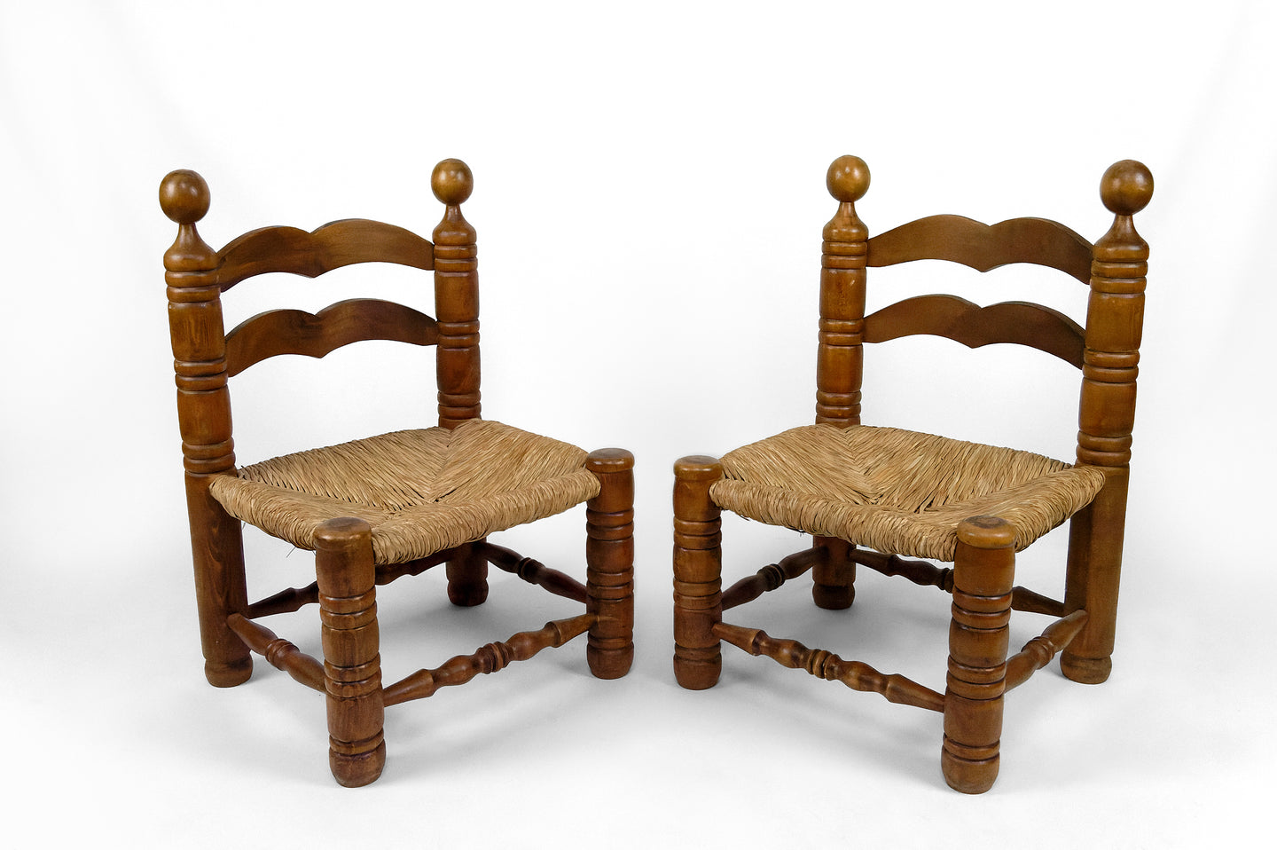 Paire de chaises basses paillées par Charles Dudouyt, circa 1940