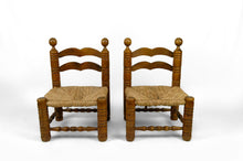 Lade das Bild in den Galerie-Viewer, Paire de chaises basses paillées par Charles Dudouyt, circa 1940
