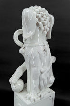 Lade das Bild in den Galerie-Viewer, Paire d&#39;Importants Lions Gardiens / Chiens Fo / Shizi, Céramique à émail blanc craquelé, Chine, Dynastie Qing, XIXe
