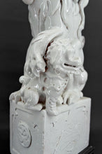 Cargar imagen en el visor de la galería, Paire d&#39;Importants Lions Gardiens / Chiens Fo / Shizi, Céramique à émail blanc craquelé, Chine, Dynastie Qing, XIXe
