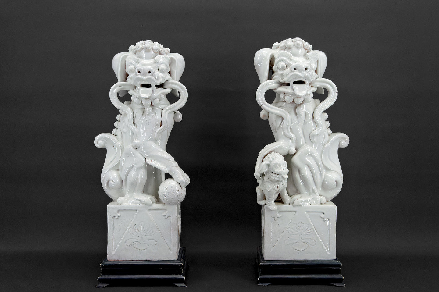 Paire d'Importants Lions Gardiens / Chiens Fo / Shizi, Céramique à émail blanc craquelé, Chine, Dynastie Qing, XIXe