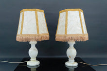 Load image into Gallery viewer, Paire de lampes en albâtre, Neo-Classique / Hollywood Regency, Italie, circa 1940-1950
