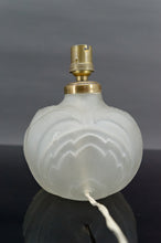 将图片加载到图库查看器，Petite lampe en verre pressé-moulé Art Déco, France, circa 1925

