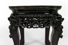 Cargar imagen en el visor de la galería, Sellette basse / table d&#39;appoint Asiatique en bois sculpté de Démons, plateau en marbre, Indochine, Circa 1880
