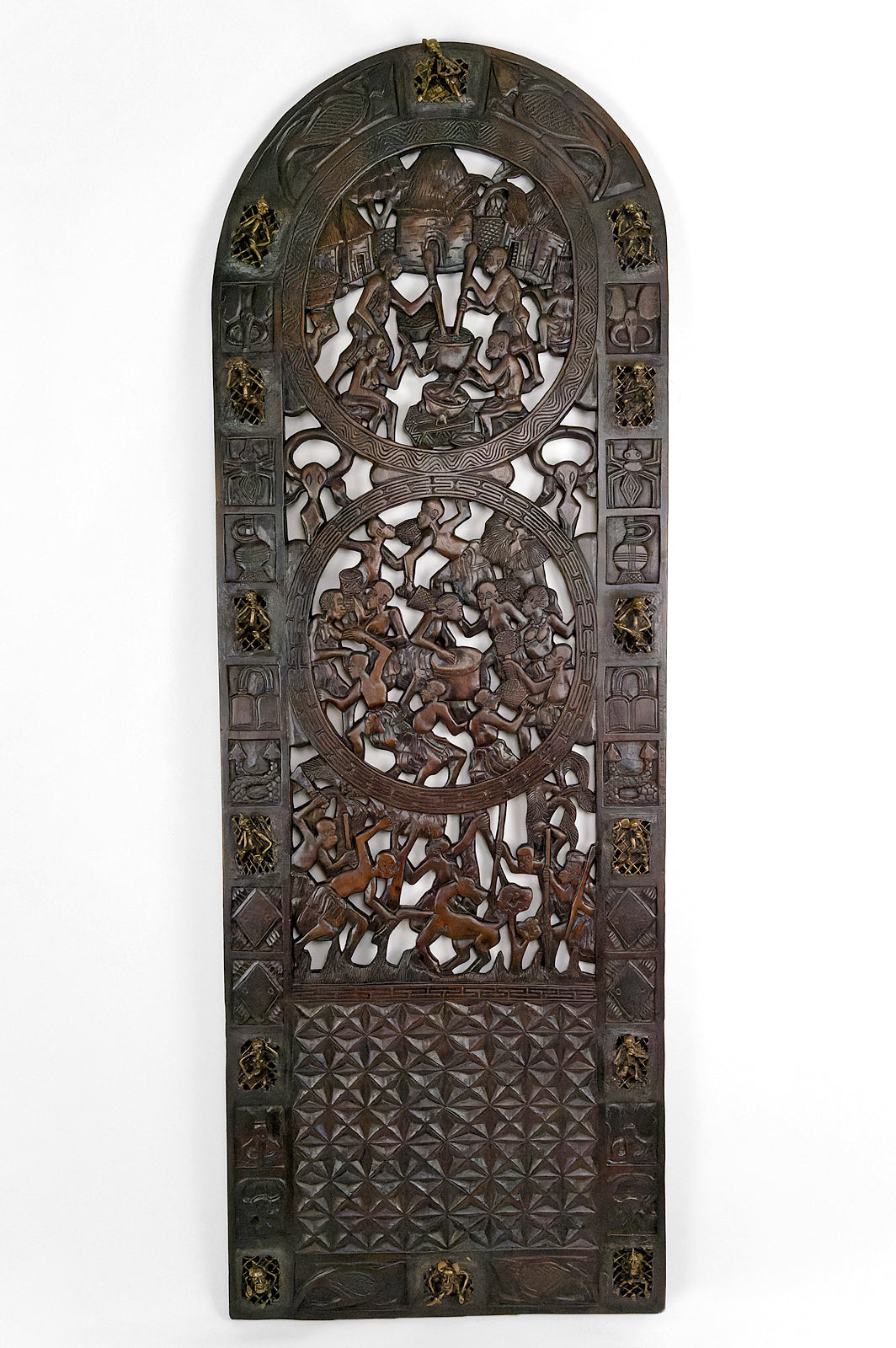 Porte africaine en bois sculpté et bronze de chef de village Baboun, Cameroun, début XXe