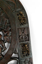Lade das Bild in den Galerie-Viewer, Porte africaine en bois sculpté et bronze de chef de village Baboun, Cameroun, début XXe
