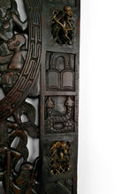 Charger l&#39;image dans la galerie, Porte africaine en bois sculpté et bronze de chef de village Baboun, Cameroun, début XXe
