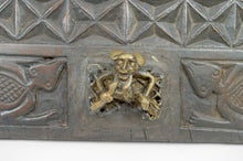 Charger l&#39;image dans la galerie, Porte africaine en bois sculpté et bronze de chef de village Baboun, Cameroun, début XXe
