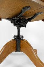 Charger l&#39;image dans la galerie, Fauteuil de bureau américain pivotant en chêne, avec assise en cuir, USA, Circa 1900

