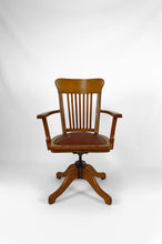 Charger l&#39;image dans la galerie, Fauteuil de bureau américain pivotant en chêne, avec assise en cuir, USA, Circa 1900
