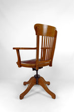 Load image into Gallery viewer, Fauteuil de bureau américain pivotant en chêne, avec assise en cuir, USA, Circa 1900

