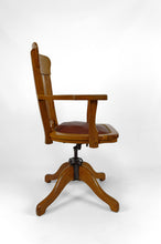 Загрузить изображение в средство просмотра галереи, Fauteuil de bureau américain pivotant en chêne, avec assise en cuir, USA, Circa 1900
