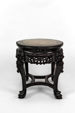 Lade das Bild in den Galerie-Viewer, Sellette basse / table d&#39;appoint Asiatique en bois sculpté de Démons, plateau en marbre, Indochine, Circa 1880

