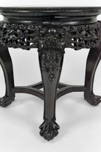 Charger l&#39;image dans la galerie, Sellette basse / table d&#39;appoint Asiatique en bois sculpté de Démons, plateau en marbre, Indochine, Circa 1880
