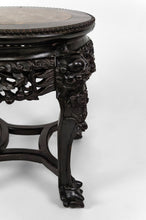 Cargar imagen en el visor de la galería, Sellette basse / table d&#39;appoint Asiatique en bois sculpté de Démons, plateau en marbre, Indochine, Circa 1880

