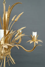 Charger l&#39;image dans la galerie, Chandelier / suspension dorée aux épis de blé, Hollywood Regency, circa 1960
