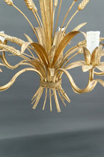 Load image into Gallery viewer, Chandelier / suspension dorée aux épis de blé, Hollywood Regency, circa 1960
