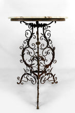 Charger l&#39;image dans la galerie, Guéridon / table d&#39;appoint en fer forgé et plateau en marbre, Venise, Italie, XVIIe
