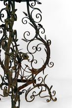 Cargar imagen en el visor de la galería, Guéridon / table d&#39;appoint en fer forgé et plateau en marbre, Venise, Italie, XVIIe
