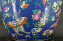 将图片加载到图库查看器，Importante lampe chinoise en céramique bleue aux papillons, Quing Thongzhi, Chine, Circa 1865
