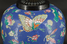 Загрузить изображение в средство просмотра галереи, Importante lampe chinoise en céramique bleue aux papillons, Quing Thongzhi, Chine, Circa 1865
