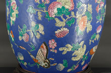 Load image into Gallery viewer, Importante lampe chinoise en céramique bleue aux papillons, Quing Thongzhi, Chine, Circa 1865
