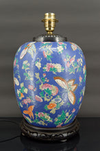 Cargar imagen en el visor de la galería, Importante lampe chinoise en céramique bleue aux papillons, Quing Thongzhi, Chine, Circa 1865
