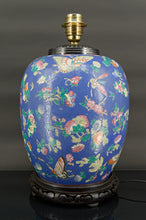 Charger l&#39;image dans la galerie, Importante lampe chinoise en céramique bleue aux papillons, Quing Thongzhi, Chine, Circa 1865
