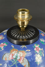 Cargar imagen en el visor de la galería, Importante lampe chinoise en céramique bleue aux papillons, Quing Thongzhi, Chine, Circa 1865
